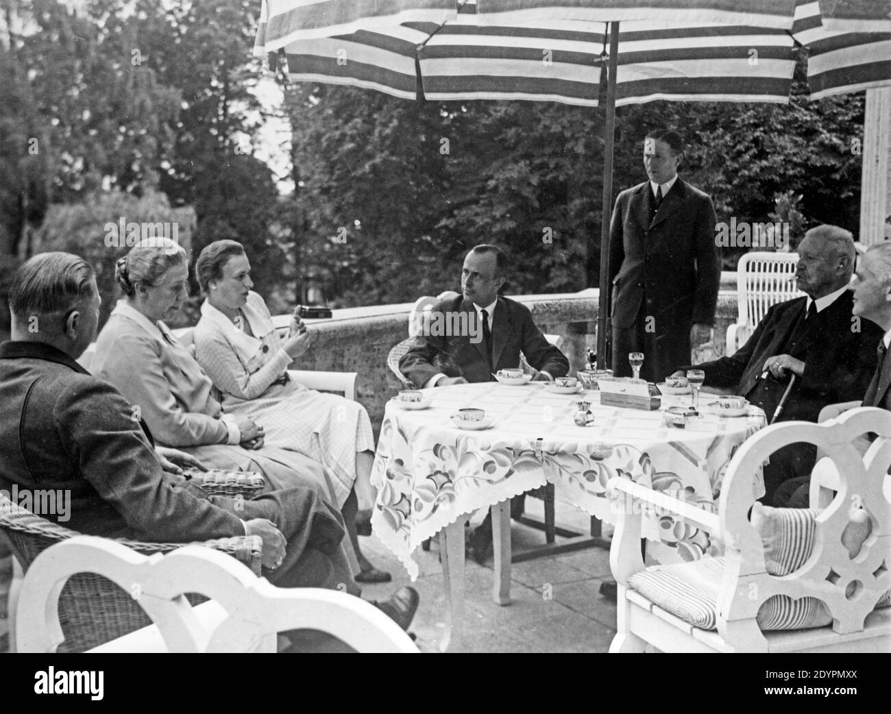 Paul von Hindenburg with his family, about 1930, at his residence in Neudeck, Germany, today in Poland Stock Photo