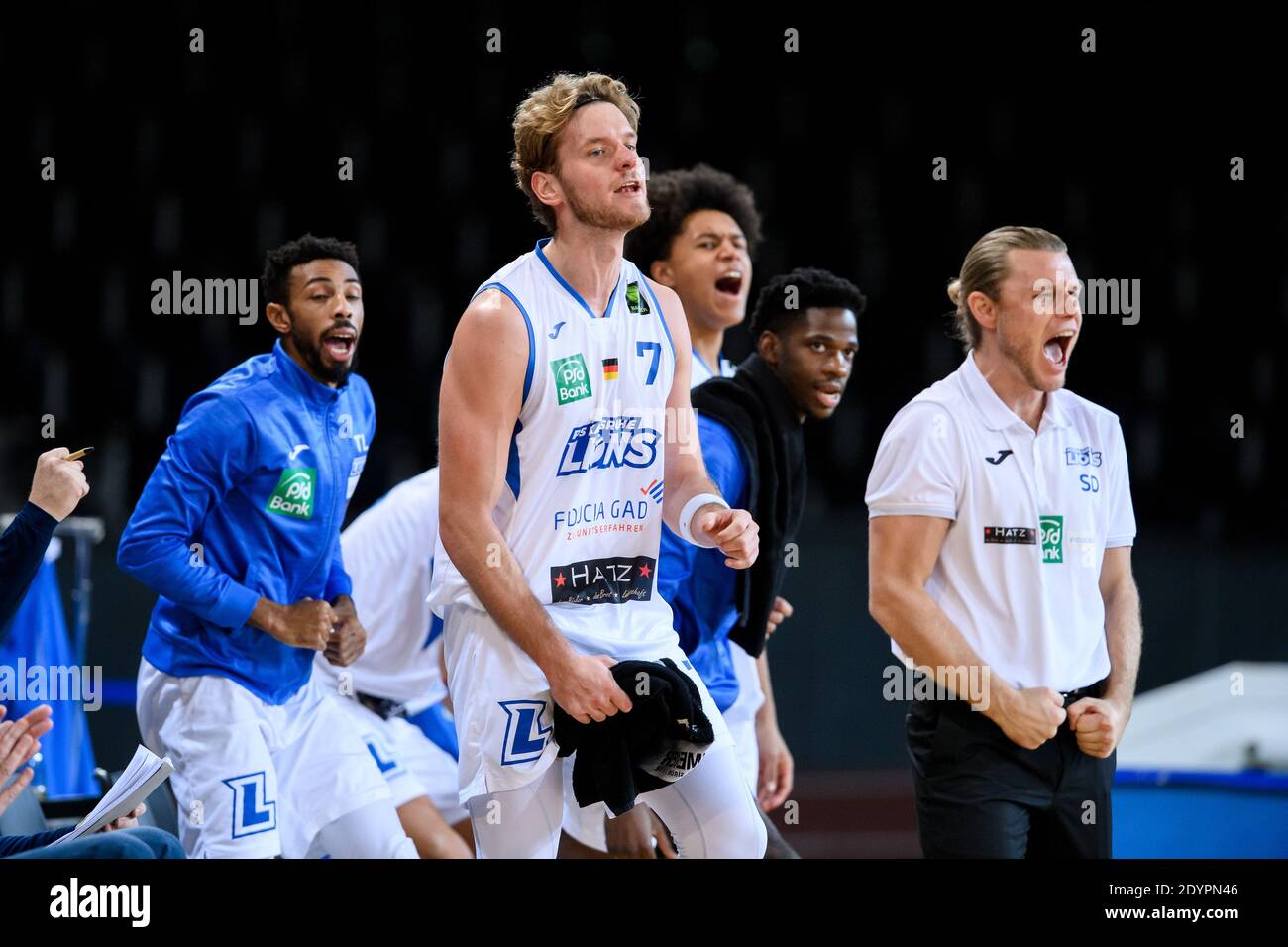 Karlsruhe, Deutschland. 27th Dec, 2020. jubilation with the Lions from the substitution bench: Antonio Pilipovic (Lions), coach Samuel Tucker DeVoe (Lions), (from left). GES/Basketball/ProA: PSK Lions - Eisbaeren Bremerhaven, December 27th, 2020 - | usage worldwide Credit: dpa/Alamy Live News Stock Photo