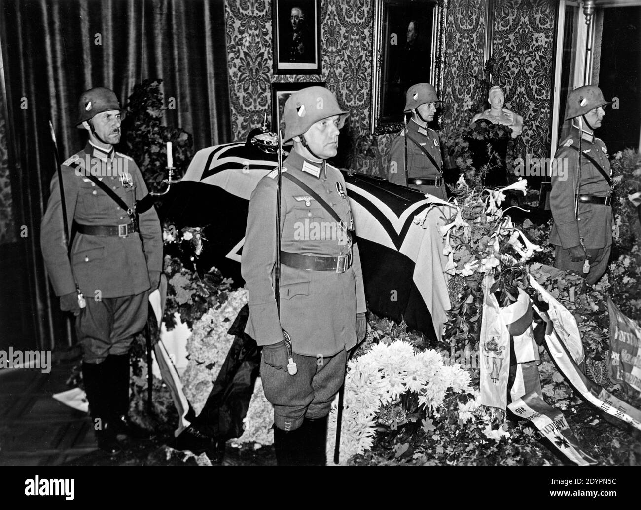 soldiers doing guard of honour at Paul von Hindenburg´s coffin, August 1934, Neudeck Manor House, Germany, today Poland Stock Photo