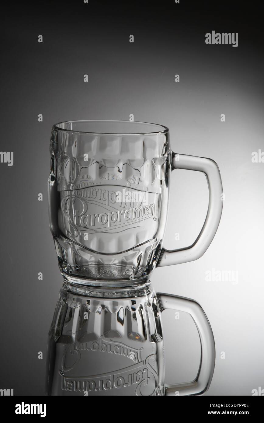 půllitr , skleněný půllitr , pivní půllitr , půllitr Staropramen , prázdný  půllitr Stock Photo - Alamy