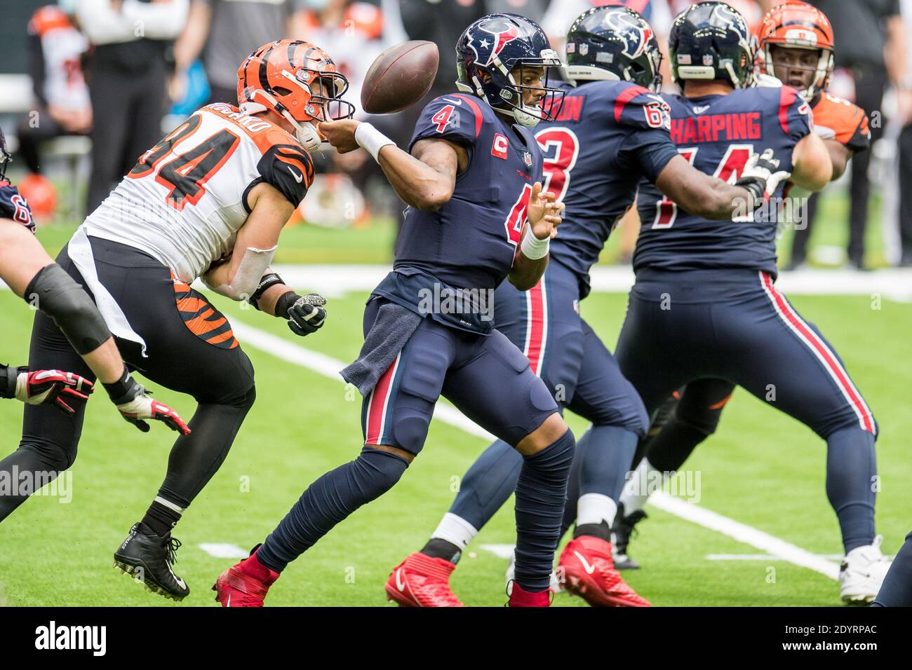 Houston, TX, USA. 27th Dec, 2020. Houston Texans wide receiver Keke Coutee  (16) runs with the ball as Cincinnati Bengals cornerback LeShaun Sims (38)  attempts to pull him down by his shirt