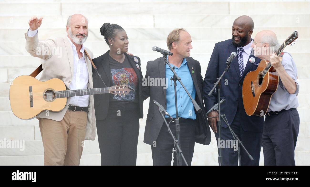 Singers Peter Yarrow and Noel (Paul) Stookey sing alongside with Trayvon Martin's parents Tracy Martin and Sybrina Fulton during the "Let Freedom Ring "ceremony to commemorate the 50th anniversary of the March on Washington for Jobs and Freedom at the Lincoln Memorial on the National Mall in Washington, DC, USA, on August 28, 2013. Photo by Olivier Douliery/ABACAPRESS.COM Stock Photo
