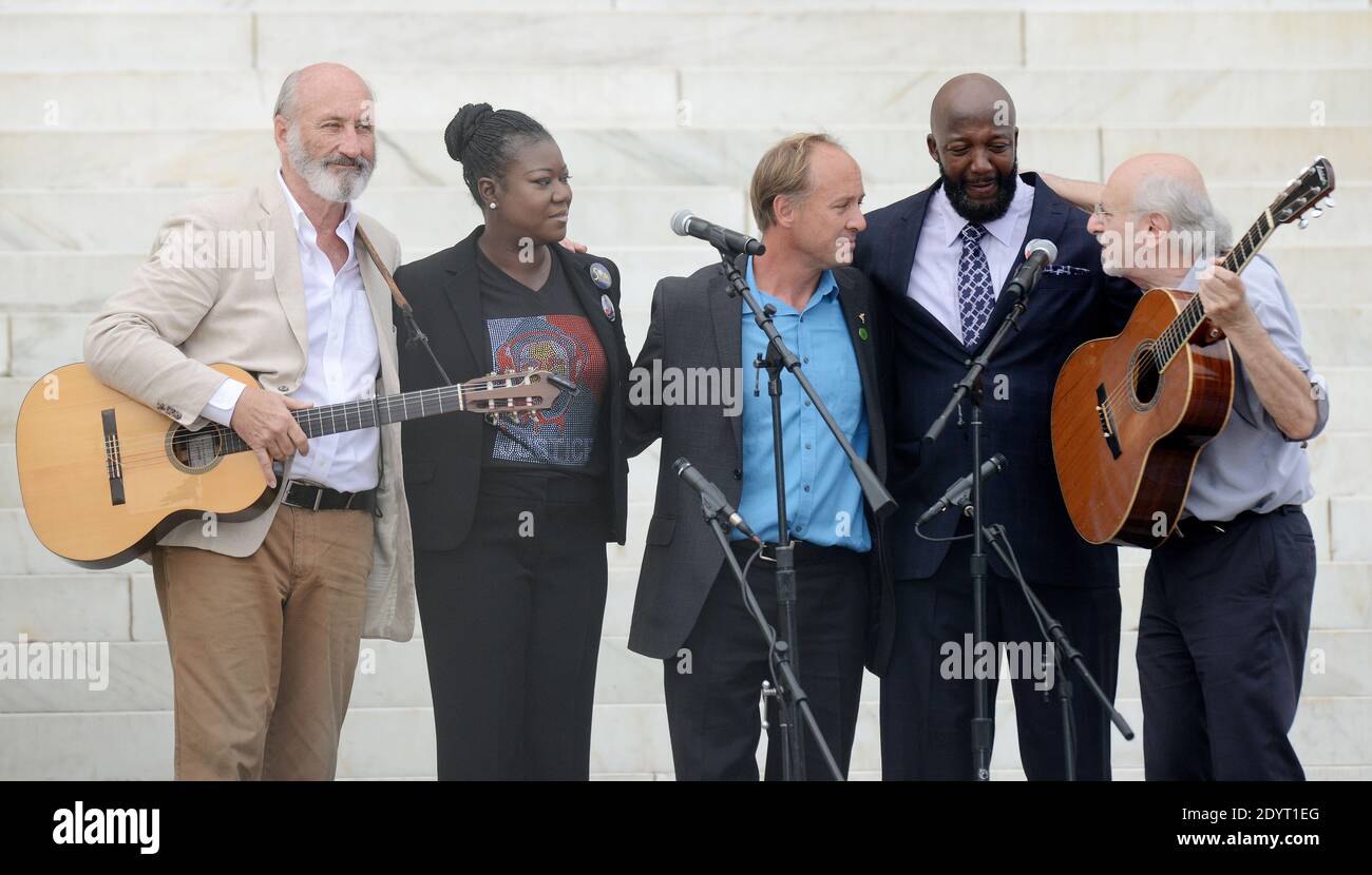 Singers Peter Yarrow and Noel (Paul) Stookey sing alongside with Trayvon Martin's parents Tracy Martin and Sybrina Fulton during the "Let Freedom Ring "ceremony to commemorate the 50th anniversary of the March on Washington for Jobs and Freedom at the Lincoln Memorial on the National Mall in Washington, DC, USA, on August 28, 2013. Photo by Olivier Douliery/ABACAPRESS.COM Stock Photo