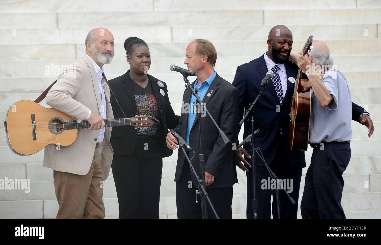 Singers Peter Yarrow and Noel (Paul) Stookey sing alongside with Trayvon Martin's parents Tracy Martin and Sybrina Fulton during the "Let Freedom Ring "ceremony to commemorate the 50th anniversary of the March on Washington for Jobs and Freedom at the Lincoln Memorial on the National Mall in Washington, DC, USA, on August 28, 2013. Photo by Olivier Douliery/ABACAPRESS.COM Stock Photo