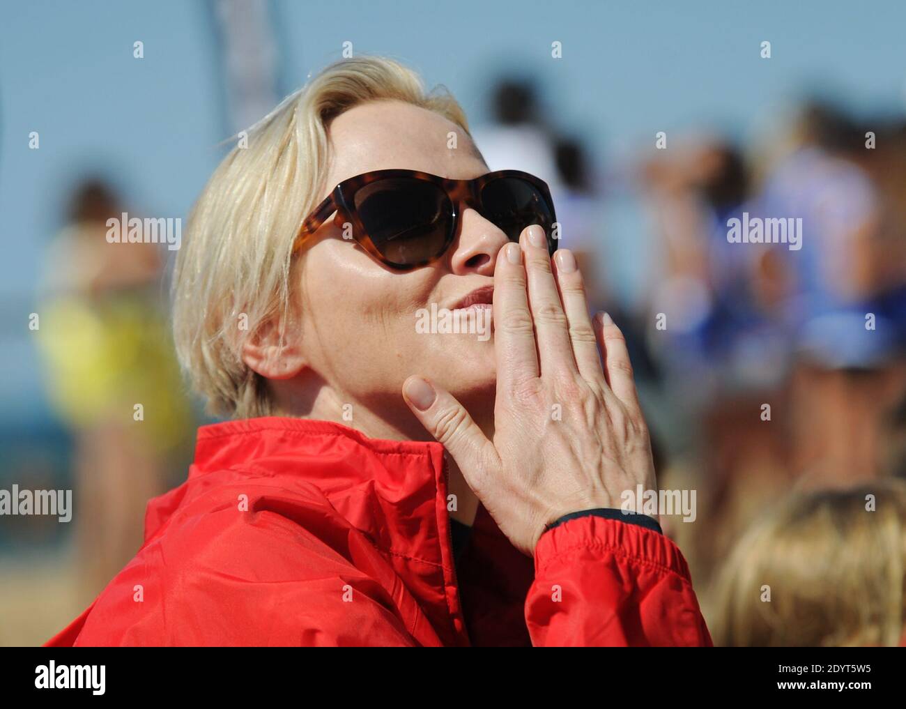 Baiser Main High Resolution Stock Photography And Images Alamy