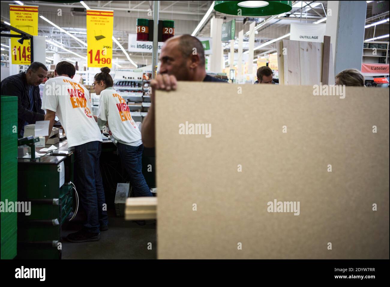 Paris hardware store hires stock photography and images Alamy