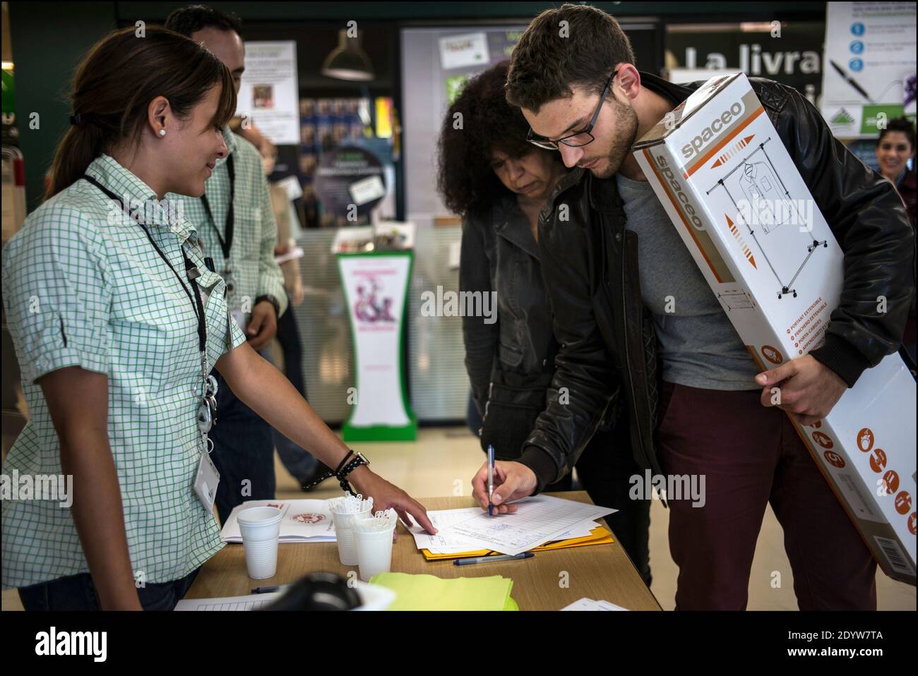 Paris hardware store hires stock photography and images Alamy