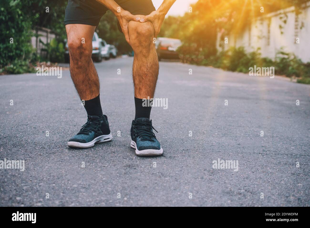 Men with knee pain while jogging Stock Photo Alamy
