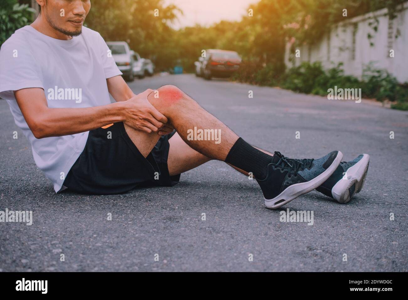 Men with knee pain while jogging Stock Photo Alamy