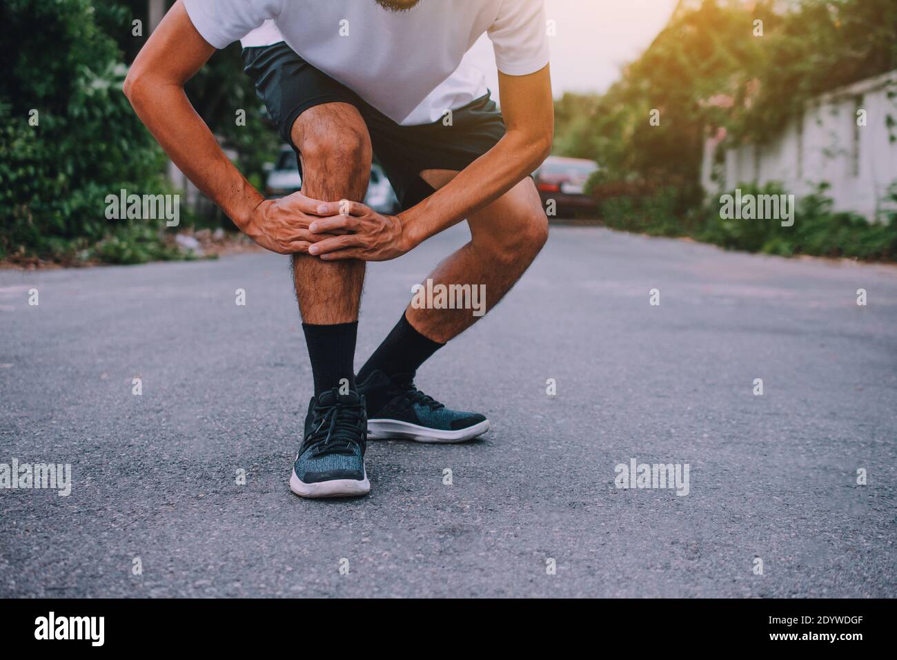 Men with knee pain while jogging Stock Photo Alamy