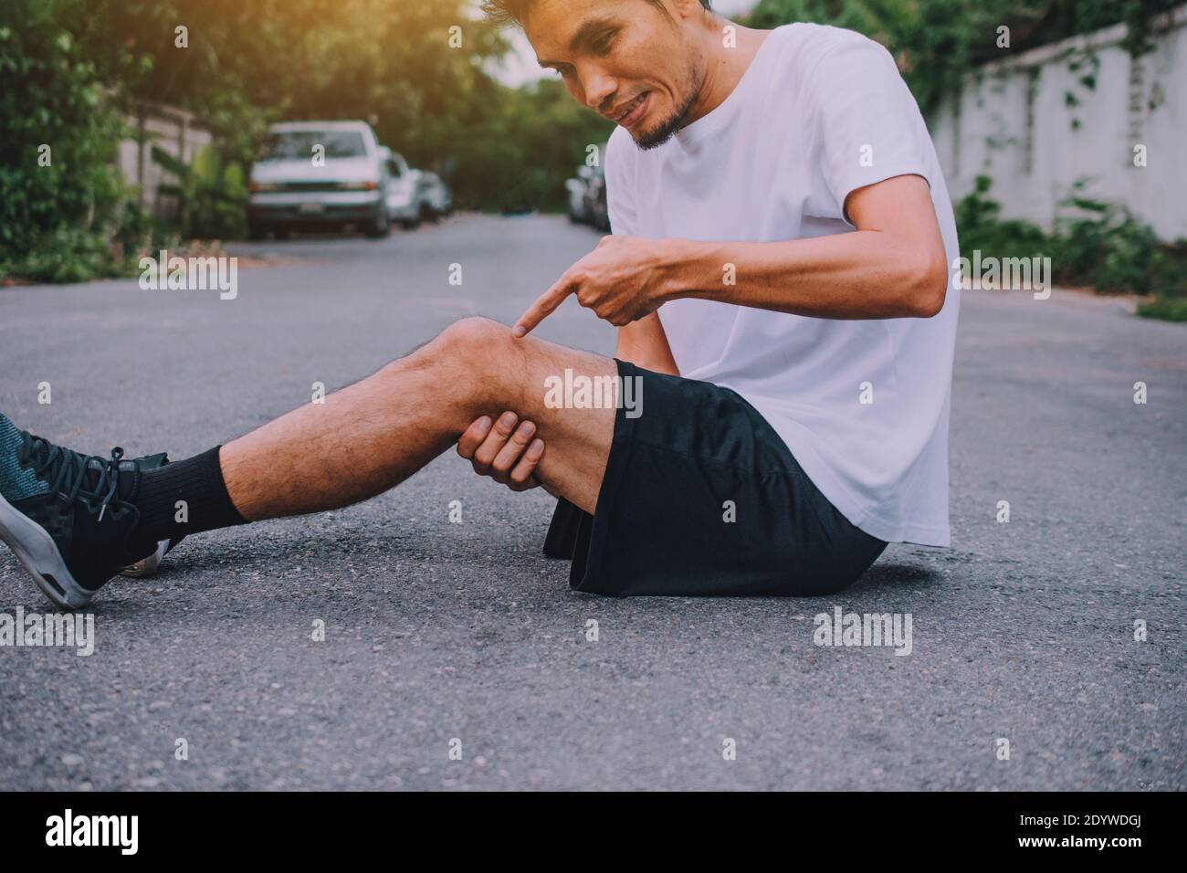 Men with knee pain while jogging Stock Photo Alamy