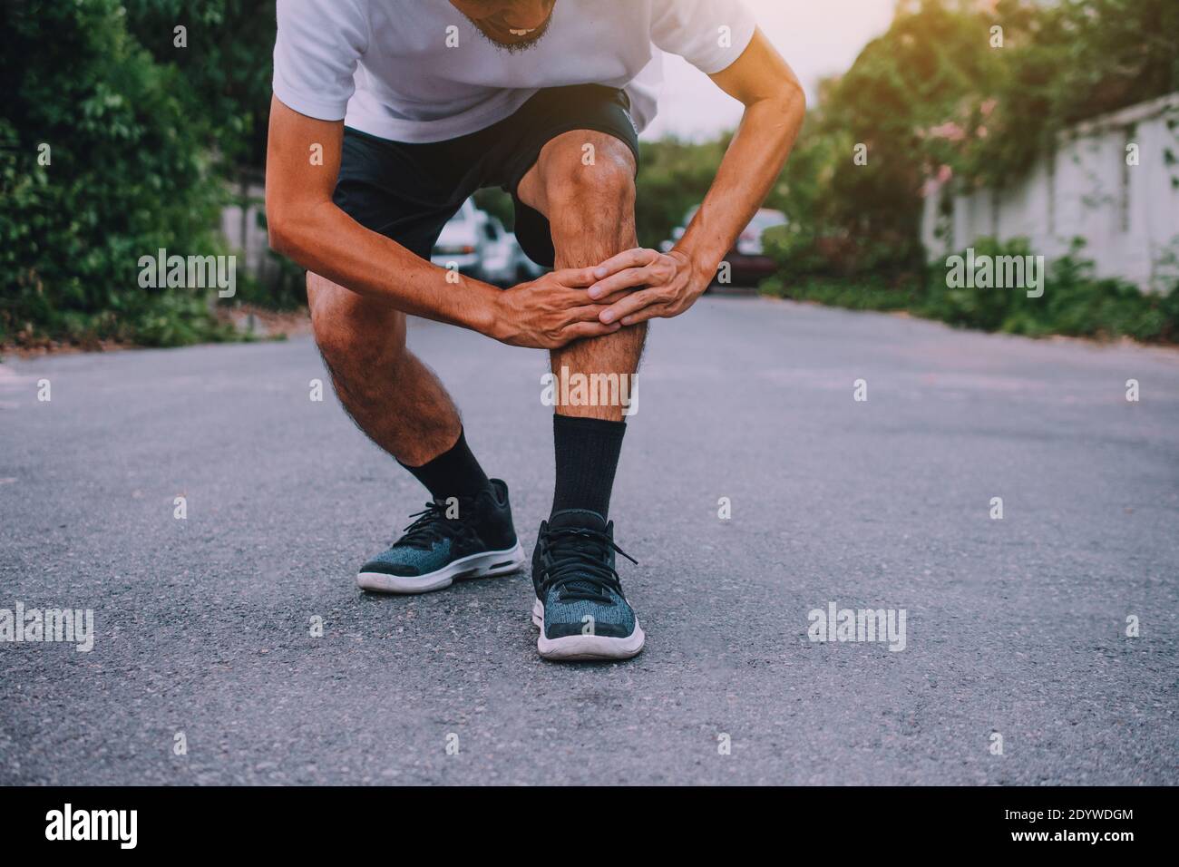 Men with knee pain while jogging Stock Photo Alamy