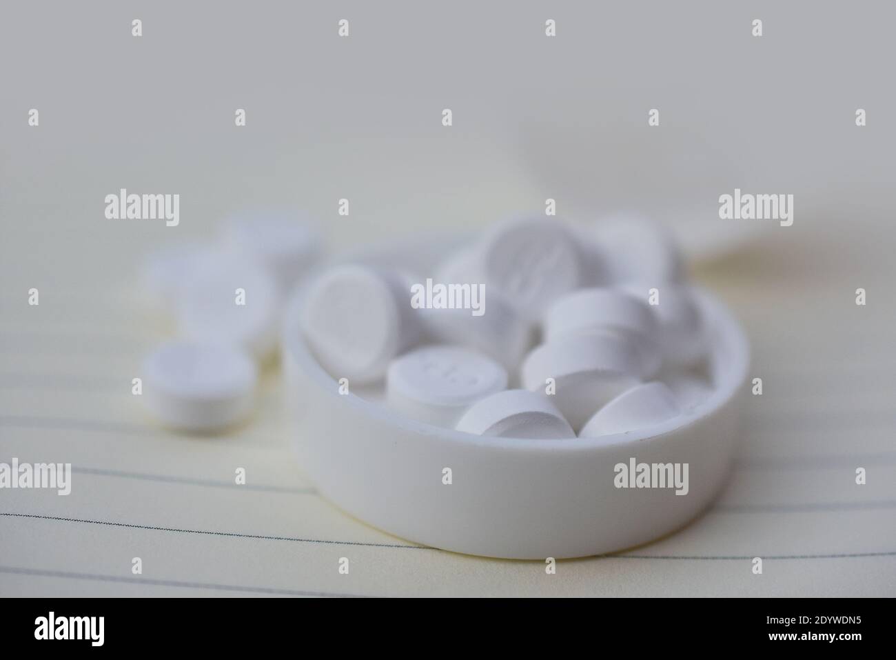 White pills placed on the table Stock Photo