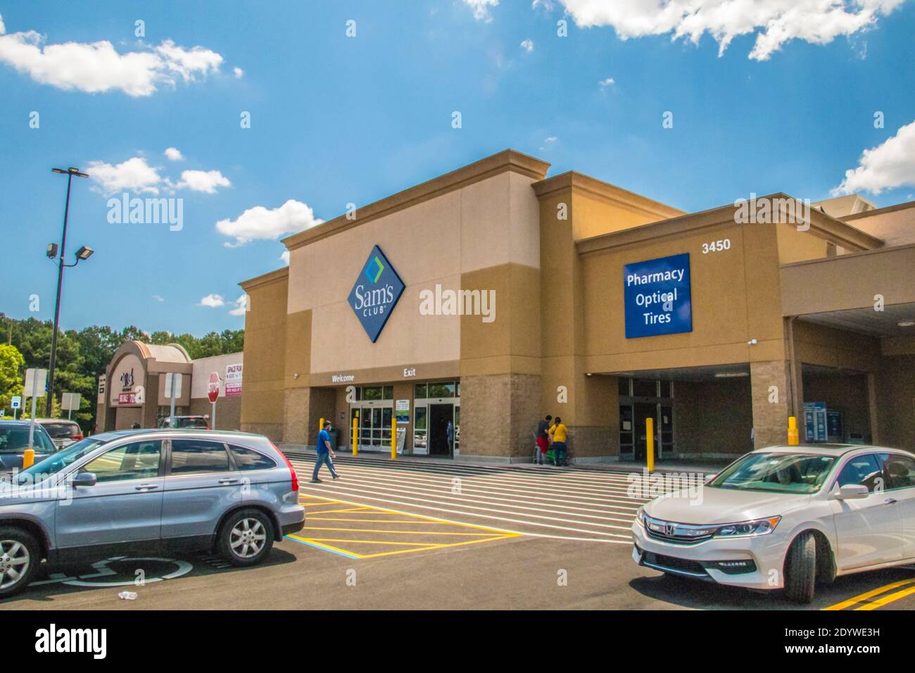 Gwinnett, County USA - 05 31 20: Sams Club building sign with people and cars Stock Photo