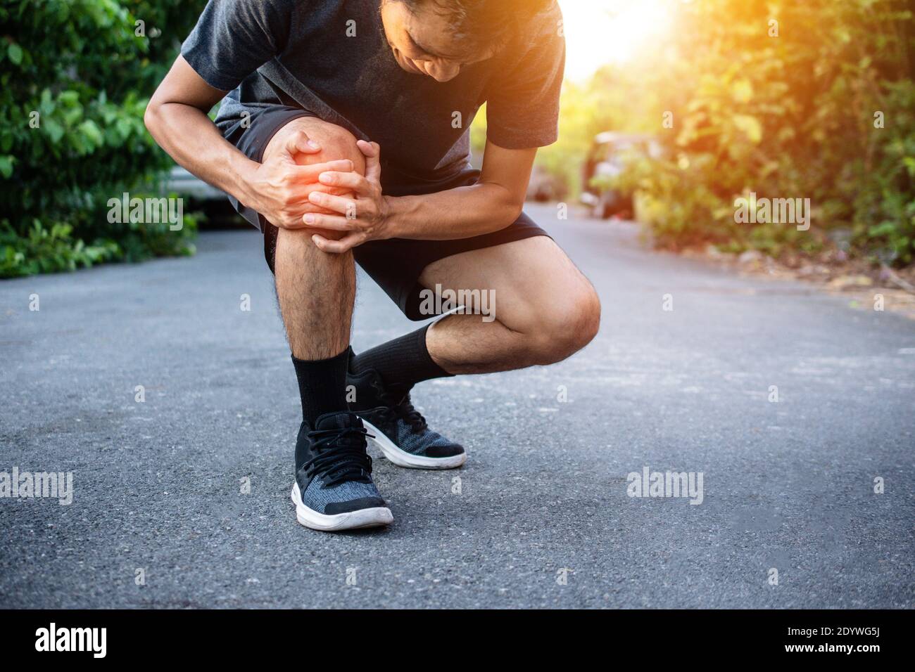 Men with knee pain while jogging Stock Photo Alamy