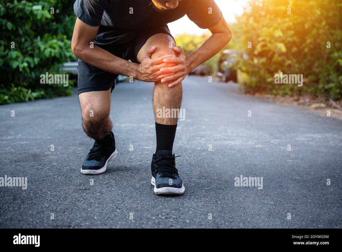Men with knee pain while jogging Stock Photo Alamy