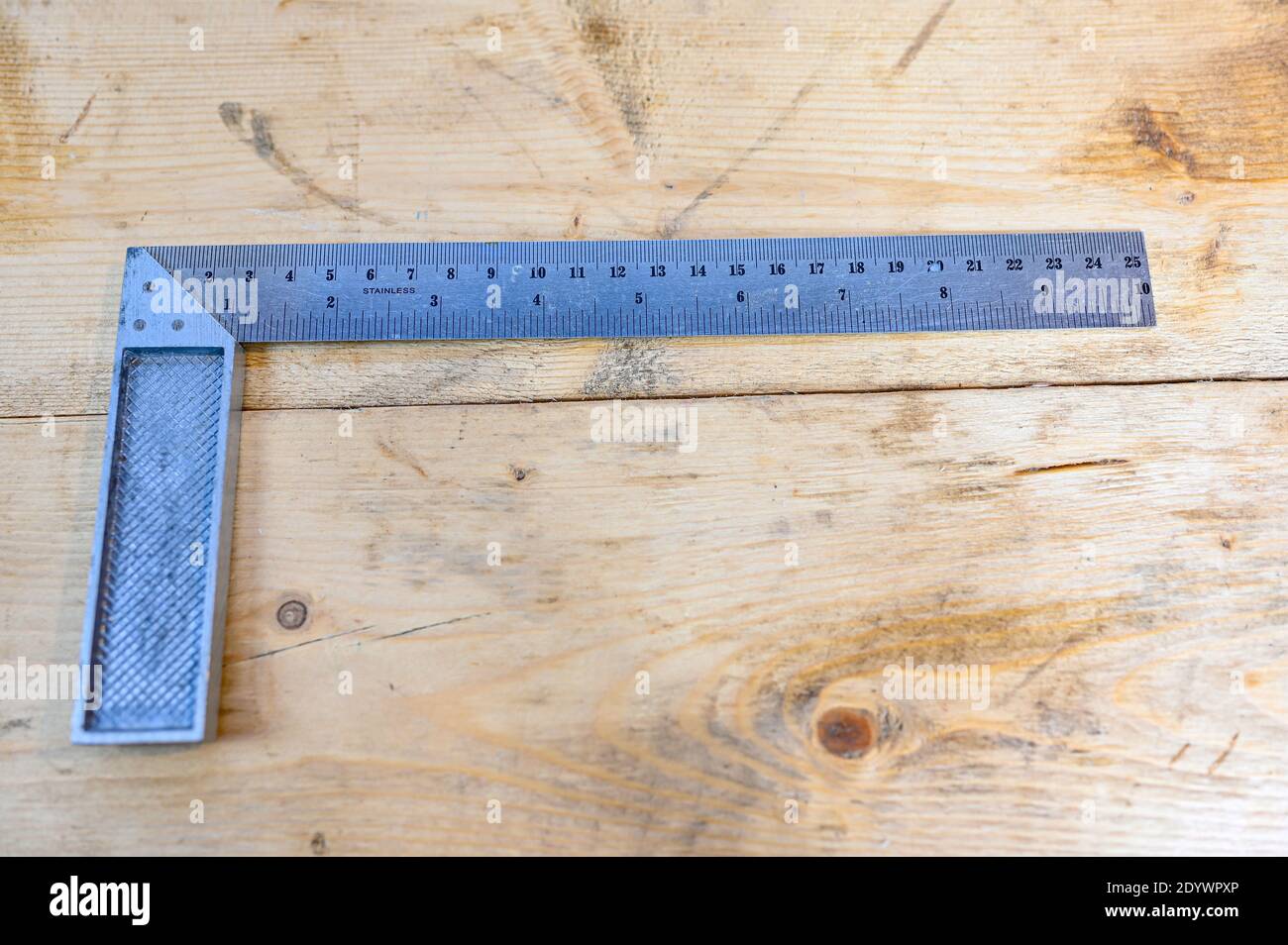 Angle bracket hi-res stock photography and images - Alamy