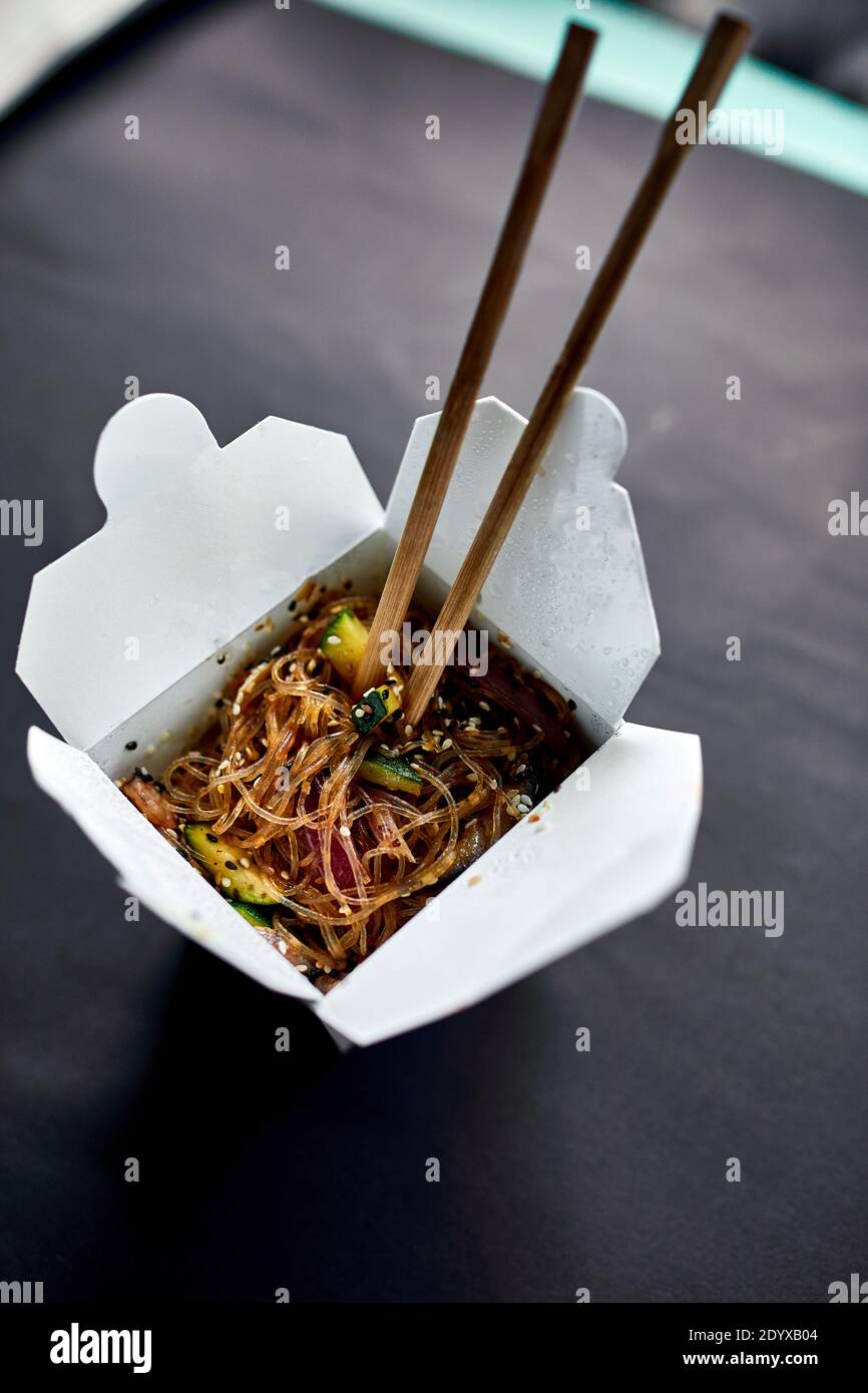 Tasty Udon noodles pasta with tempuru, shrimps wok in box delivery and  wooden sticks, Japanese spicy food, Box with Thai food, concept of fast food  de Stock Photo - Alamy