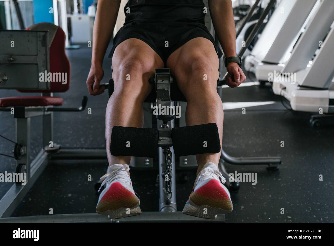 Man muscular legs gym hires stock photography and images Alamy