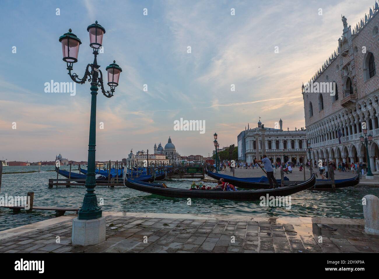 Gondola venice couple sunset hi-res stock photography and images - Alamy