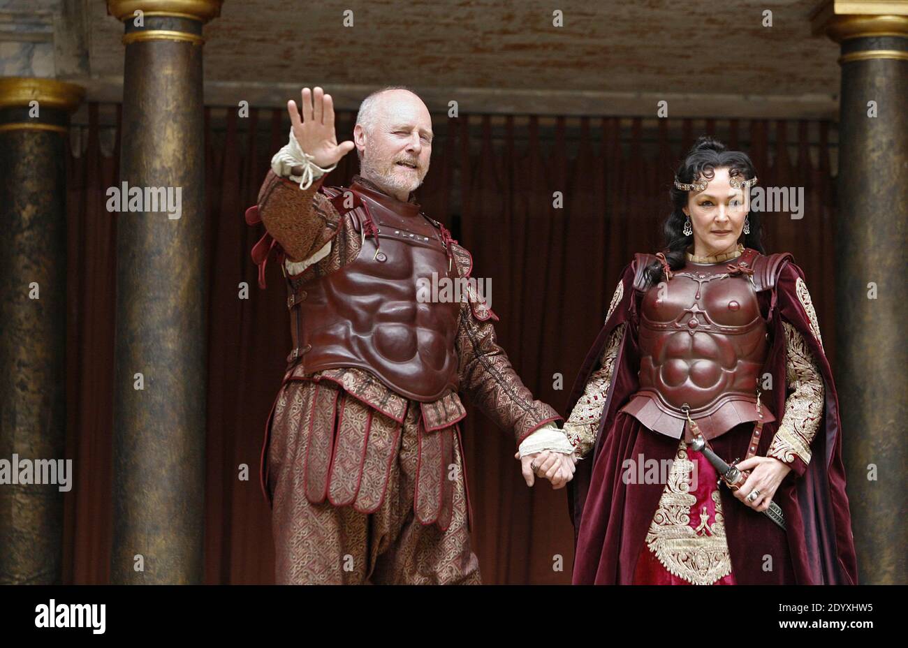 Nicholas Jones (Mark Antony), Frances Barber (Cleopatra) in ANTONY AND CLEOPATRA by Shakespeare at Shakespeare's Globe, Bankside, London SE1  05/07/2006  director / Master of Play: Dominic Dromgoole Stock Photo