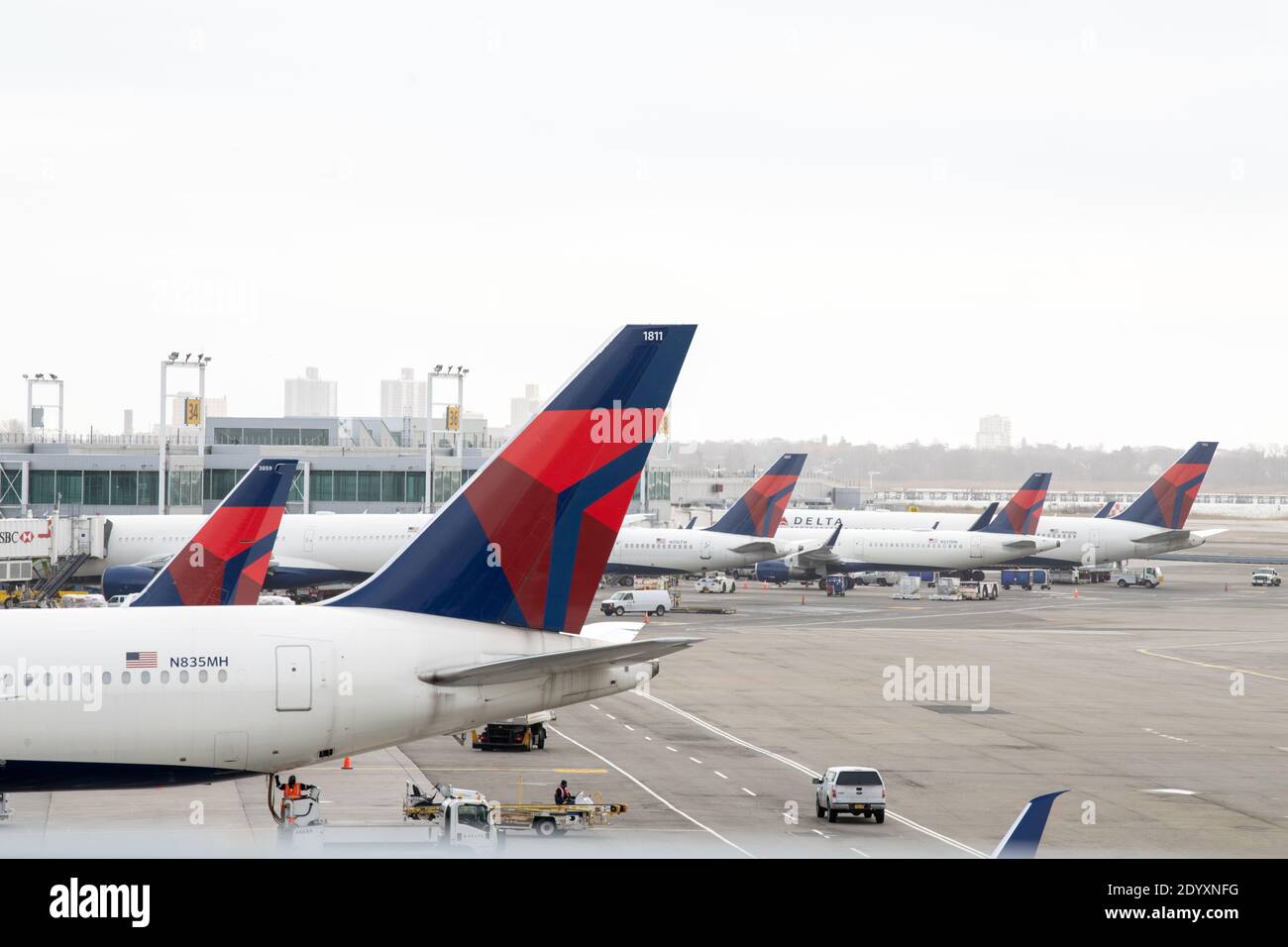NEW YORK, NY – DECEMBER 24: A Delta Airlines airplanes are seen at gates at John F. Kennedy International Airport (JFK) on December 24, 2020 in New Yo Stock Photo