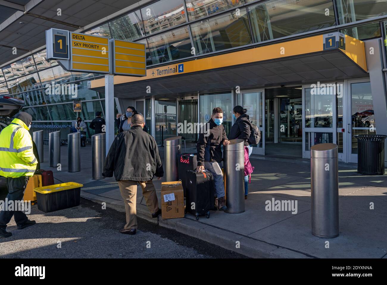 NEW YORK, NY – DECEMBER 27: Passengers arrive at terminal 4 at John F. Kennedy International Airport (JFK) on December 27, 2020 in New York City. Stock Photo