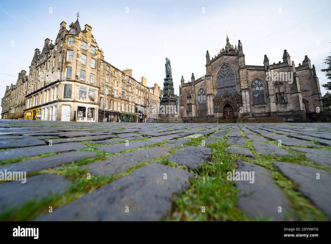 Edinburgh, Scotland, UK. 28 December 2020. Scenes from Edinburgh City Centre as Scotland starts first weekday under the most severe level 4 lockdown with all non-essential businesses closed. Pic; The Royal Mile and parliament Square at St Giles is very quiet with very few tourists. Iain Masterton/Alamy Live News Stock Photo