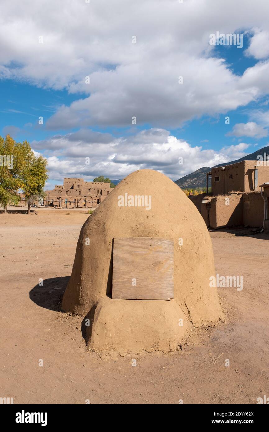 An outdoor adobe oven in the historical Native American village of Taos Pueblo, New Mexico, USA. A UNESCO World Heritage Site. Stock Photo