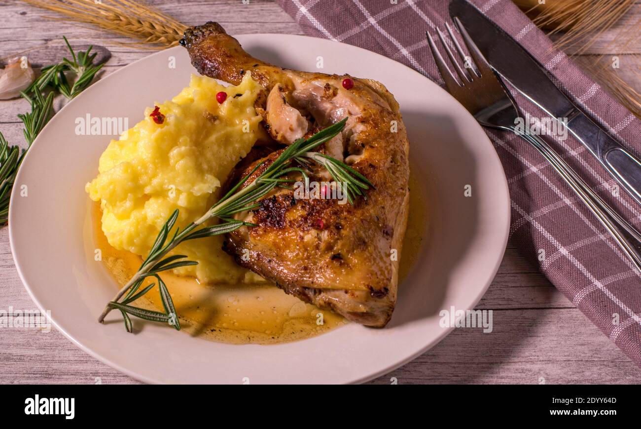 Appena cotto, padella di ferro, dum, aloo, ferro frittura padella Foto  stock - Alamy