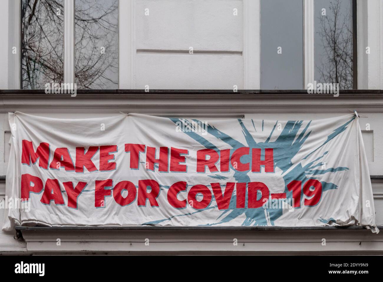 Protestplakat an Hausfassade in der Reichenbergstrasse, Kreuzberg, Make the Rich pay for Covid-19, Lasst die Reichen zahlen für Covid-19 Stock Photo