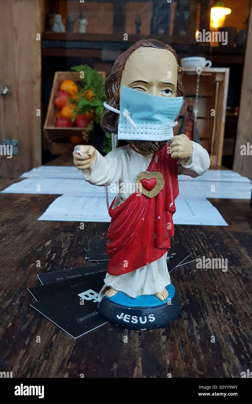 Jesus Figur mit Maske, Cafe , Kreuzkoelln, Berlin Stock Photo