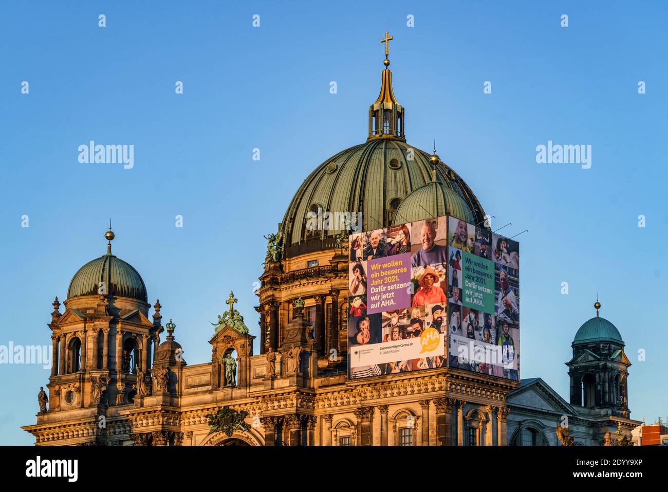 Berliner Dom, Riesenplakat des Bundesministeriums für Gesundheit mit Apell für Einhaltung der AHA-Regeln zu Bekämpfung der Corona-Pandemie. Abstand, Stock Photo