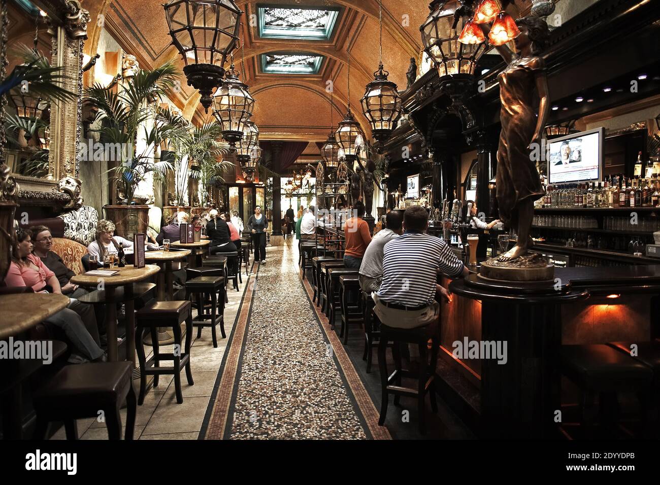IRELAND / Dublin / Cafe en Seine  one of Dublin's most stylish art nouveau bar . Stock Photo