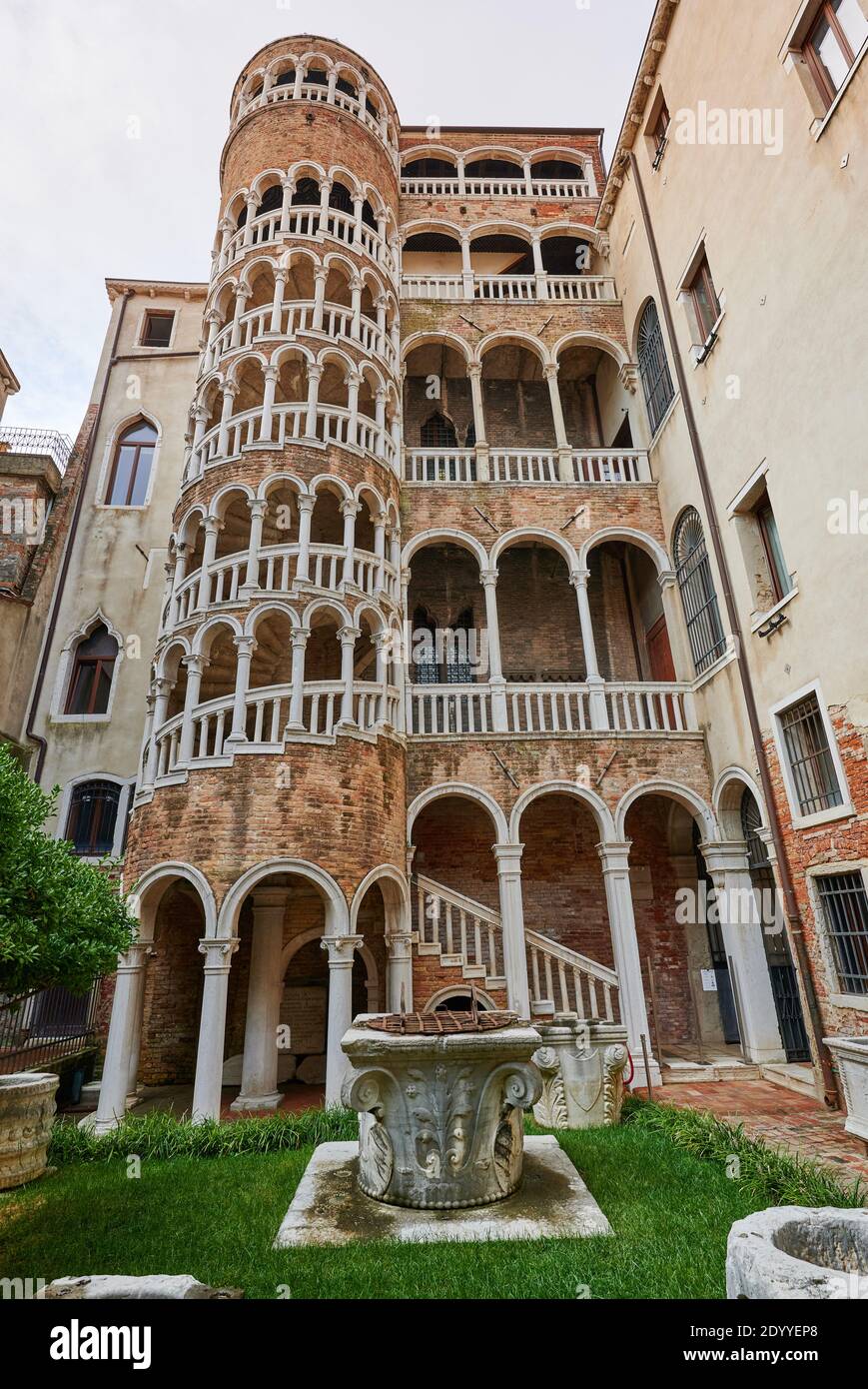 Scala del Bovolo, External spiral staircase of Palazzo Contarini del Bovolo  dating from the 15th century, Venice, Veneto, Italy Stock Photo - Alamy