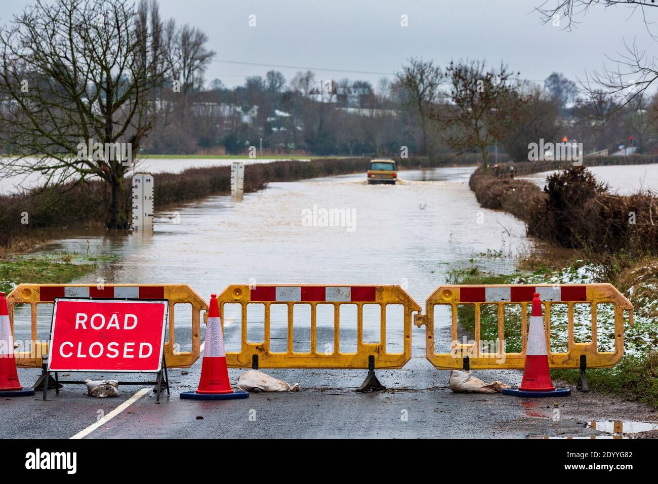Road Closed due to flooding at Eckington bridge with a 4x4 driving