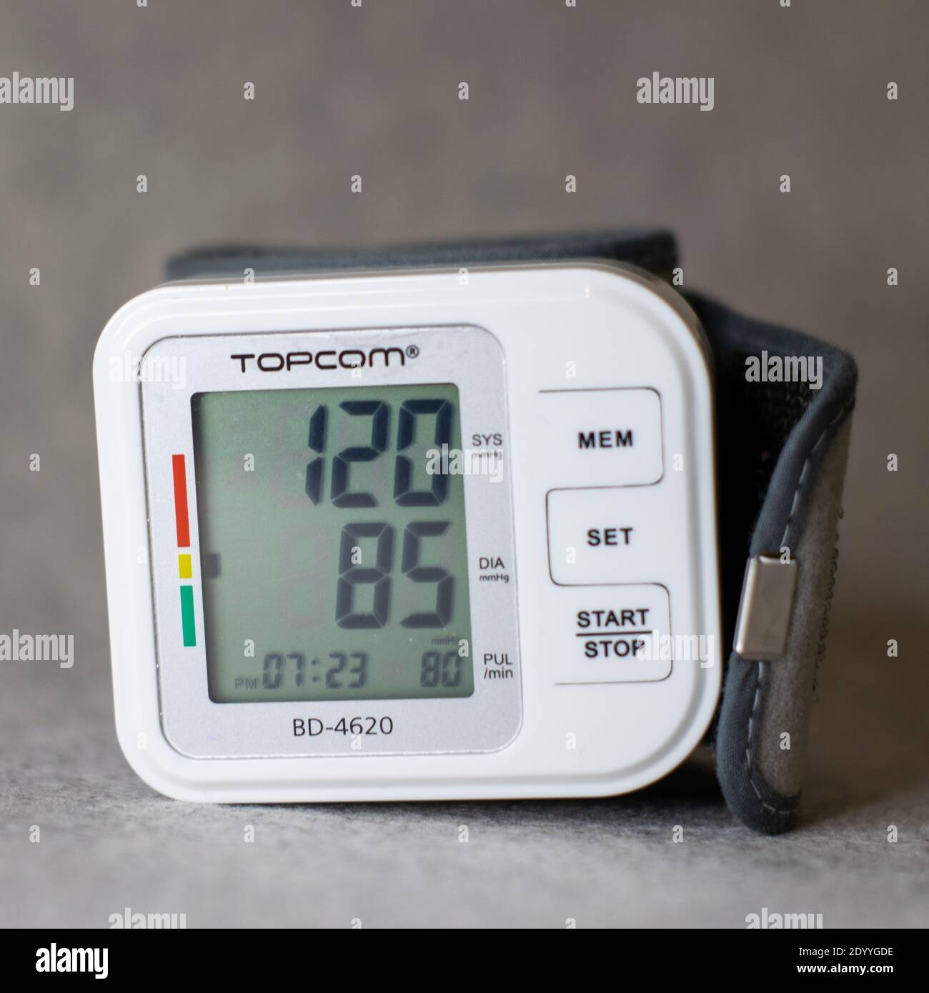 TOPCOM blood pressure device used for health purposes, 120/85 and 80 btm Stock Photo