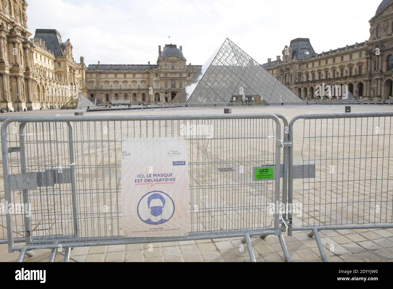 Paris, France. 28th Dec, 2020. A general view on deserted Napoleon courtyard near the closed Louvre museum amid the coronavirus pandemic on December 28, 2020 in Paris, France. According the latest report of the French National Authority for Health (HAS) 175 people died in hospital, and 8,822 new cases of Covid-19 infection, strict measures are still in place as curfew from 8:00 p.m. to 6:00 a.m. was put in place in all territory French. (Photo by Paulo Amorim/Sipa USA) Credit: Sipa USA/Alamy Live News Stock Photo