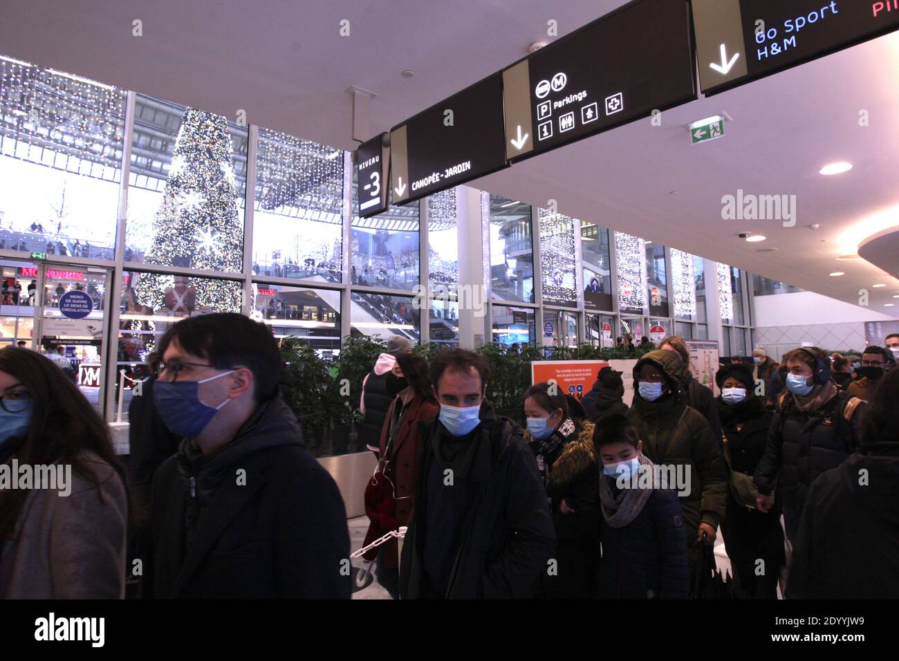 Paris, France. 28th Dec, 2020. Choppers wearing protective face masks against the Covid-19 wait in line to enter a store at the Les Halles amid the coronavirus pandemic on December 28, 2020 in Paris, France. According the latest report of the French National Authority for Health (HAS) 175 people died in hospital, and 8,822 new cases of Covid-19 infection, strict measures are still in place as curfew from 8:00 p.m. to 6:00 a.m. was put in place in all territory French. (Photo by Paulo Amorim/Sipa USA) Credit: Sipa USA/Alamy Live News Stock Photo