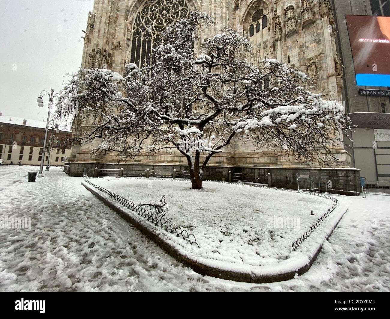 Milan Italy December 28 Street View Of Milan During The Snow Blizzard Of Late December People Are Visible In The Distance Stock Photo Alamy