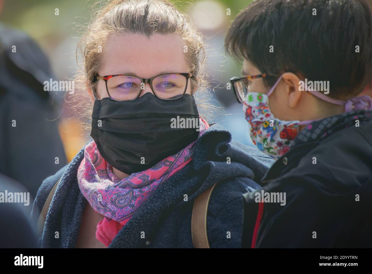 2 people talking face masks hi-res stock photography and images - Alamy