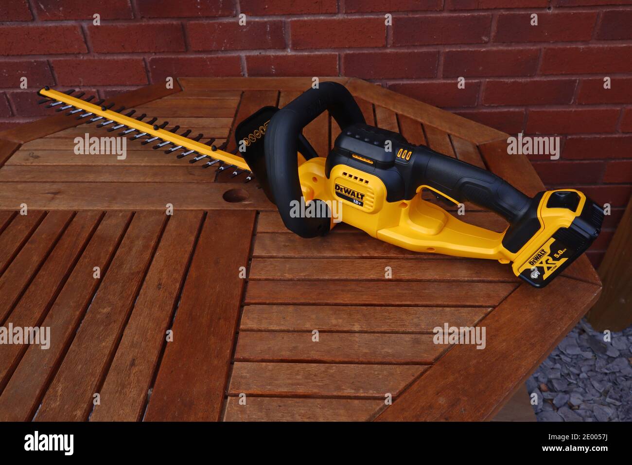 EXETER, DEVON, ENGLAND - SEPTEMBER 23RD 2020: Dewalt 18 volt cordless hedge  trimmer rests on a garden table ready to be put to use Stock Photo - Alamy