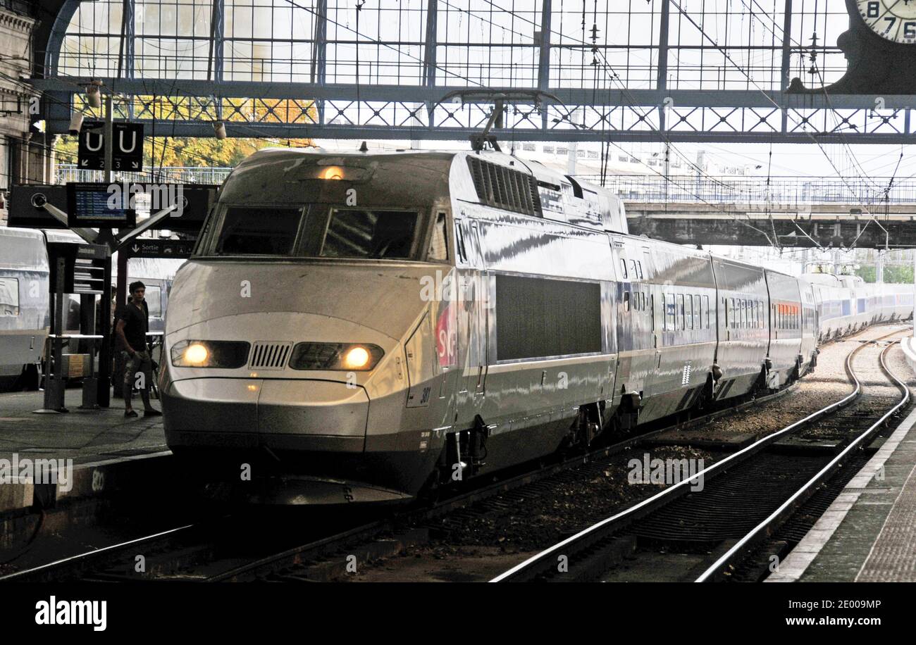 TGV train entering in Bordeaux Saint-Jean railway station, Bordeaux, Gironde, Nouvelle Aquitaine, France Stock Photo