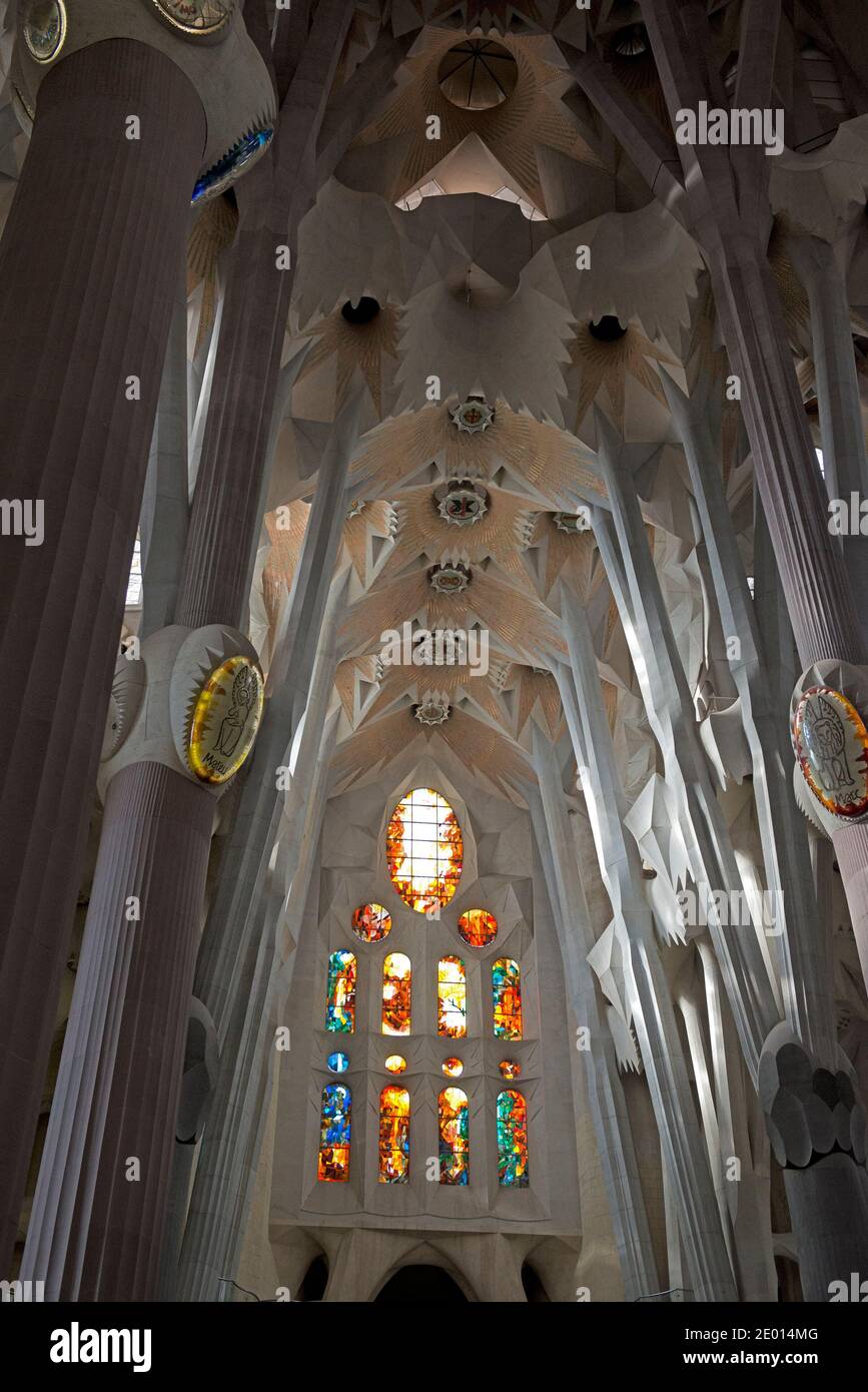 The Basilica de la Sagrada Fami­lia (Basilica and Expiatory Church of ...
