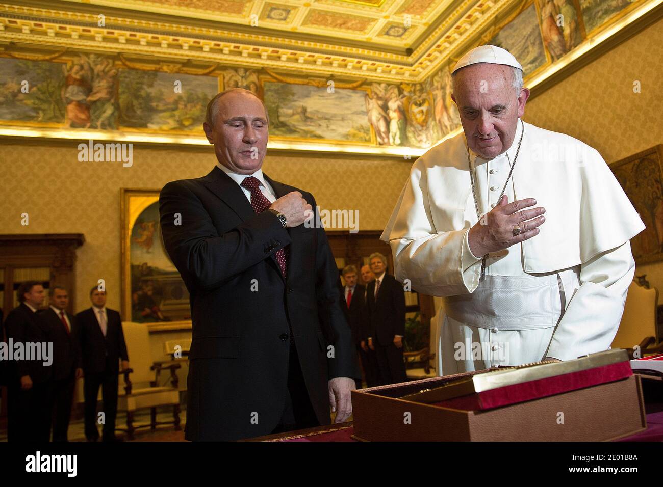 Трон папы римского в ватикане. Ватикан форма правления. Ватикан папа римский. Ватикан форма гос устройства. Ватикан узор.