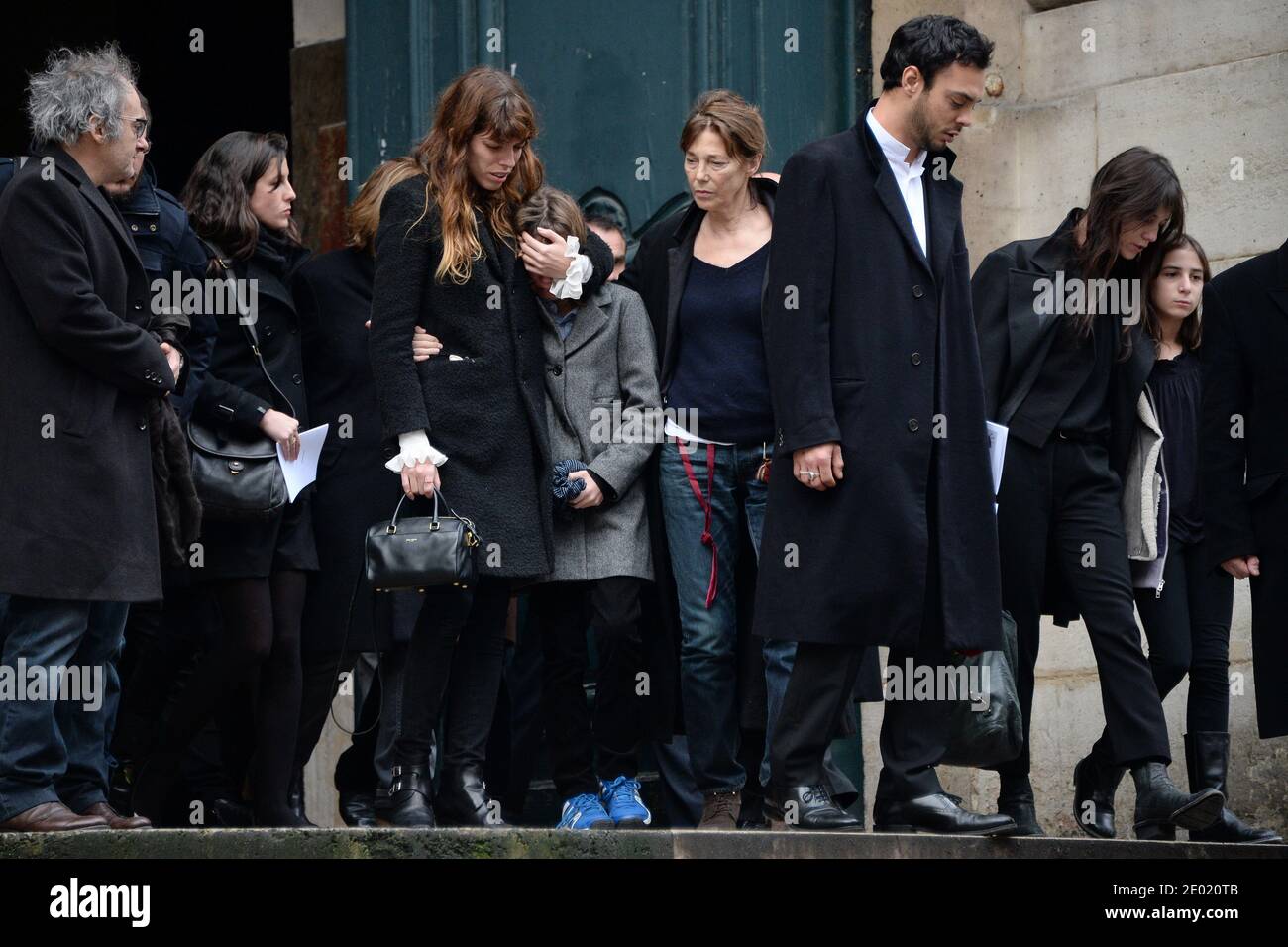 botanist Almindelig helgen Please hide the children's faces prior to the publication Lou Doillon and  her son Marlowe, Jane Birkin and Charlotte Gainsbourg and her daughter  Alice attending a tribute mass for Kate Barry held