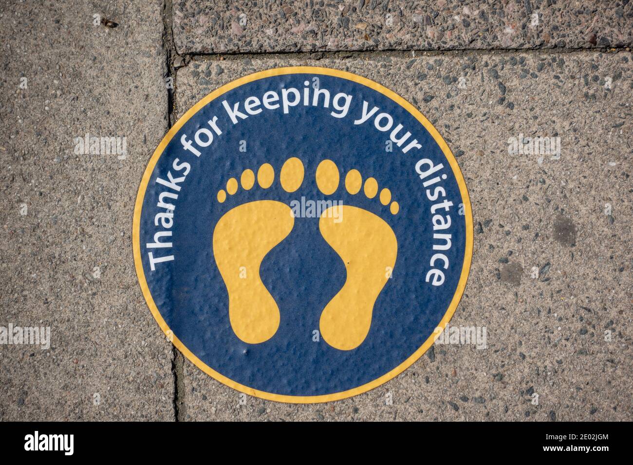 'Thanks for keeping your distance' sign on the ground reminding people to socially distance during the 2020 Covid-19 pandemic, Windsor, Berkshire, UK. Stock Photo