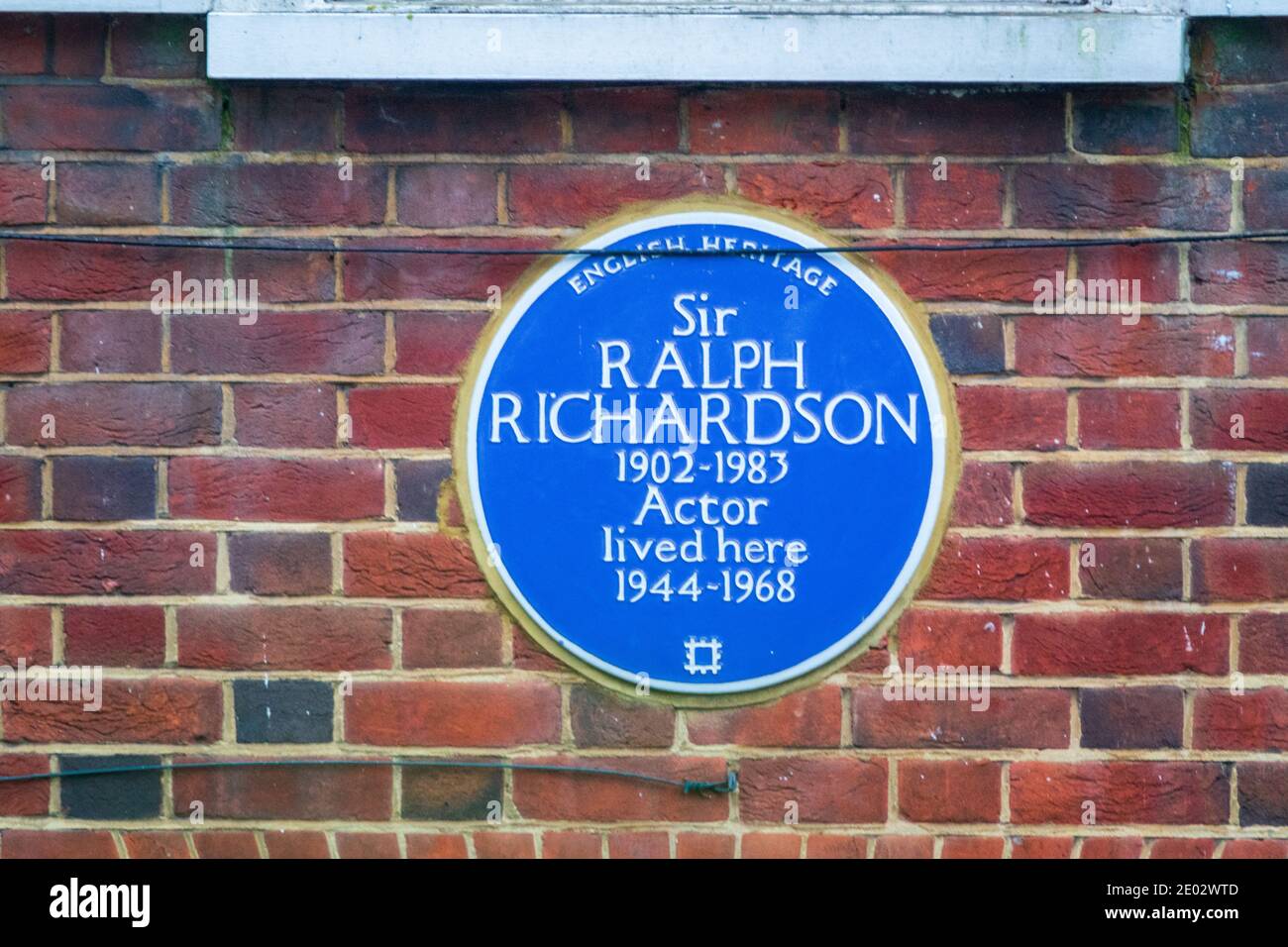 Sir Ralph Richardson blue plaque erected by English Heritage in Hampstead Garden Suburb Stock Photo