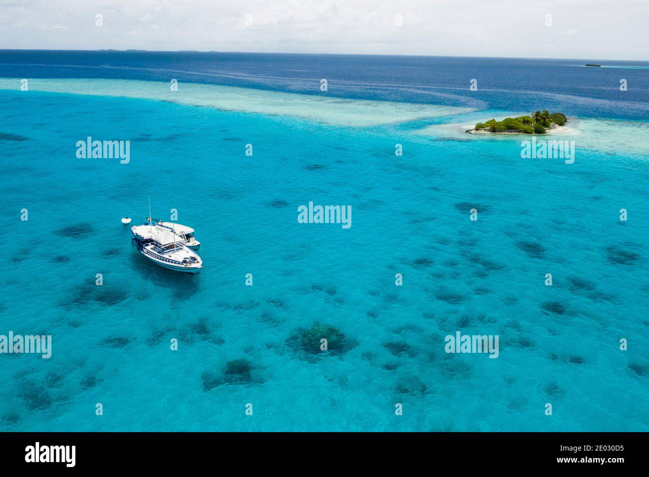 Liveaboard anchoring in Lagoon, Felidhu Atoll, Indian Ocean, Maldives Stock Photo