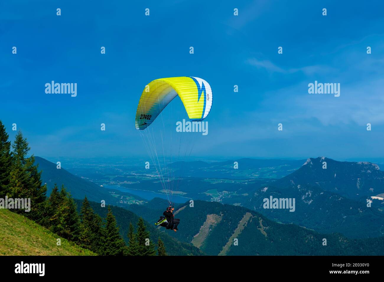 paraglinding in upper austria. St Gilgen and Wolfgangsee lake on the background. Active sport base in Zwolferhorn hill. Stock Photo